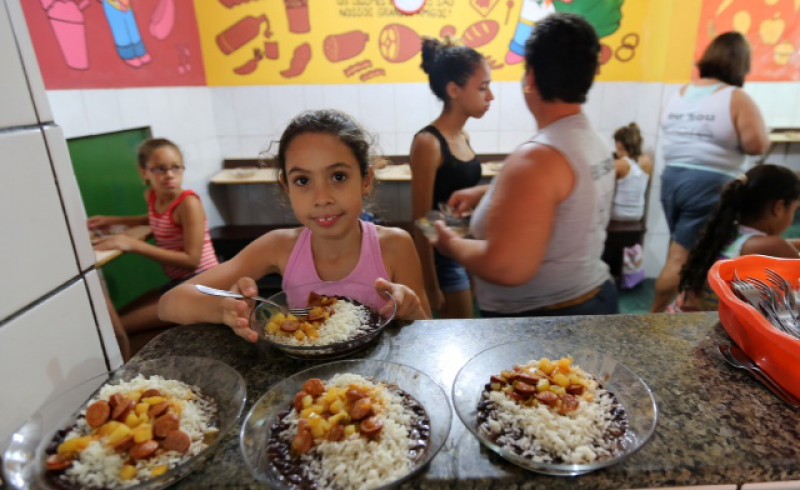 Kinder in der Schulkantine des Projektes Uere in Rio de Janeiro