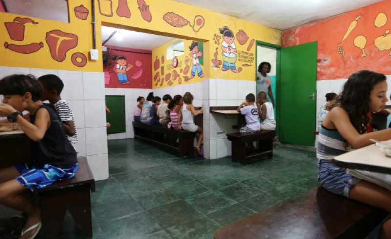 Kinder in der Schulkantine des Projektes Uere in Rio de Janeiro