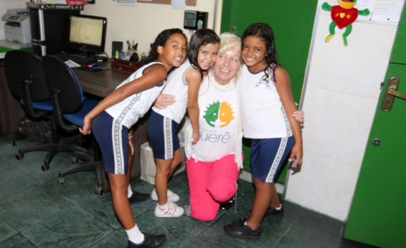 Kinder und die Leiterin des Projektes Uere in Rio de Janeiro
