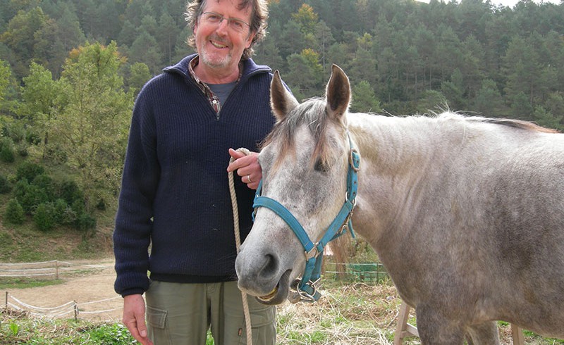 Der Filmemacher Peter Buhmann hält ein Pferd