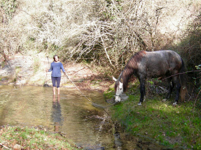 Anna mit Triana am Bach