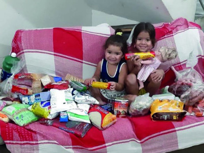 Kinder auf einer Couch voll mit Lebensmitteln