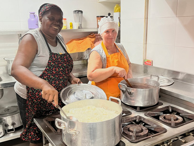 Zwei Frauen kochen in der Küche von Uere